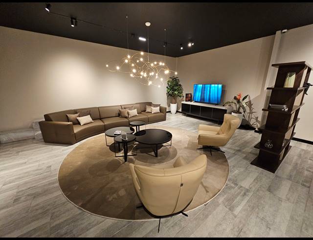 1,000M² SHOWROOM TO LET IN KRAMERVILLE